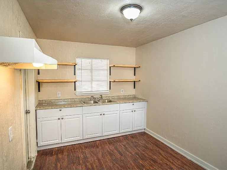 1003 Poinsettia — Photo 10