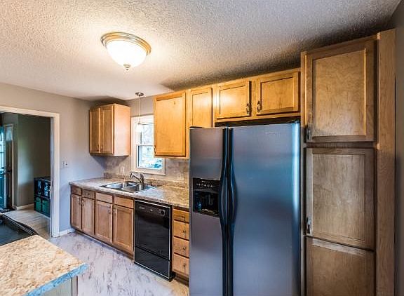 Fully Remodeled kitchen with Maple Cabinets!