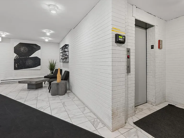 636 W Webster Ave #304 — Photo 4