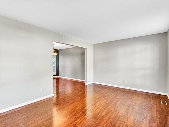 3rd image of 2908 Sherwood Dr