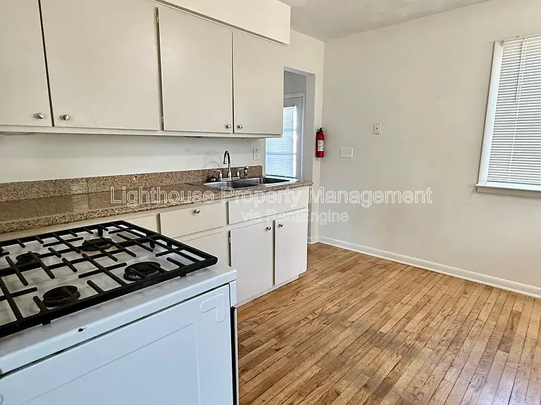 2108 Woodbine Ave — Photo 5