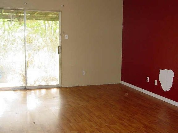 3rd image of 444 White Oak Ln