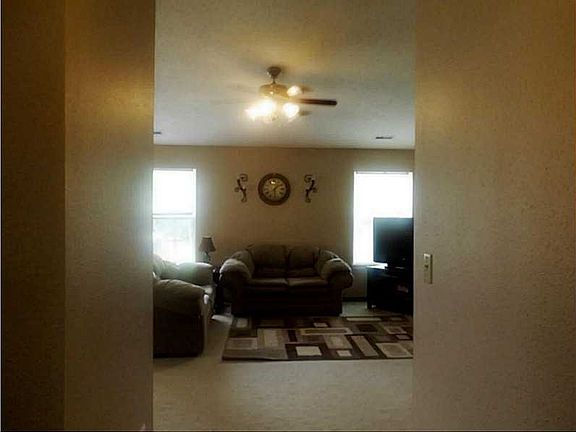 3rd image of 1419 Thomas Dr