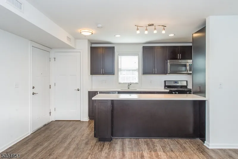 1 bed, 1.5 bath, $2,475 — Photo 4