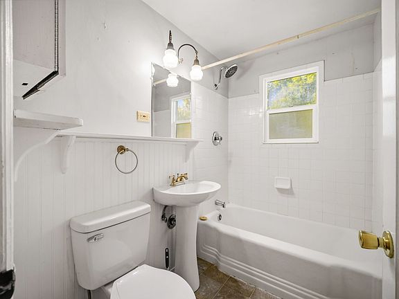 4th image of 2716 W Everett Ave