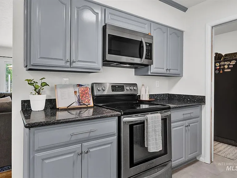220 N Owyhee St — Photo 5