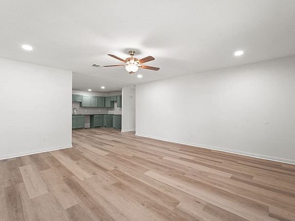 4th image of 4920 Peachtree Rd