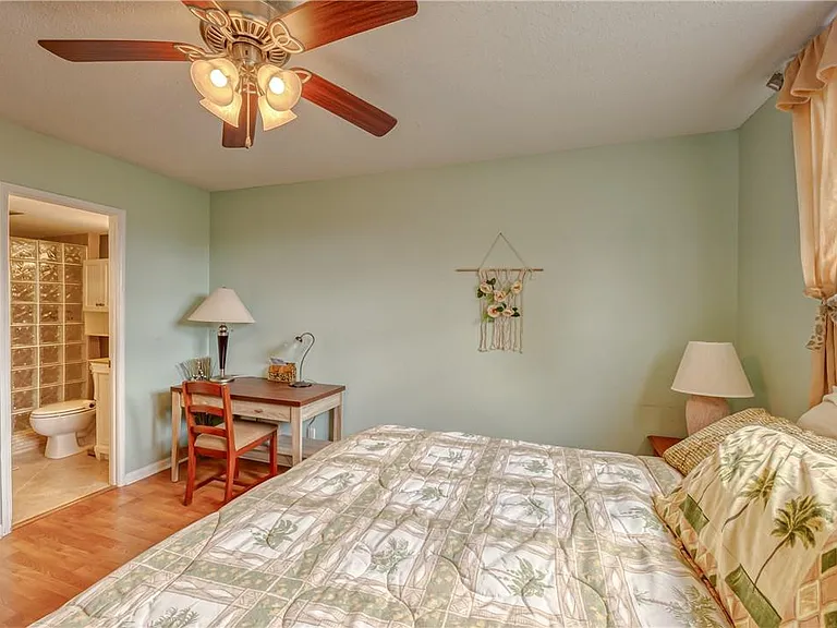 2400 NE 10th St #204 — Photo 14
