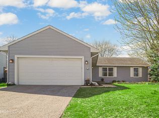 2S020 Essex Ln, Warrenville, IL 60555