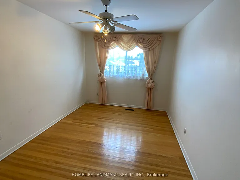 2293 Delkus Cres — Photo 8