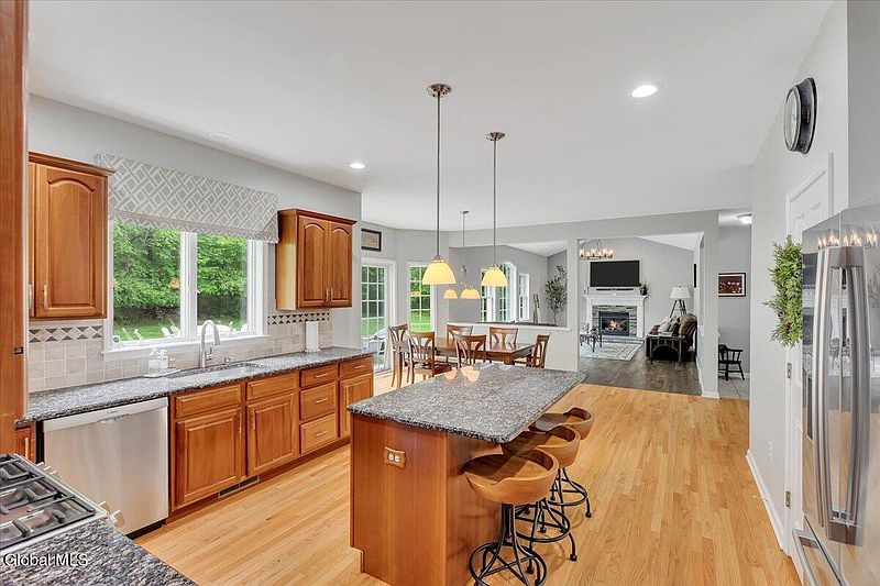 4th image of 11 Brookhaven Lane