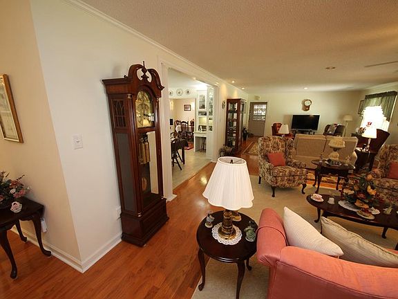 5th image of 207 Daniel Dr