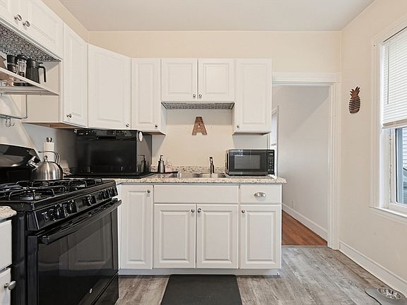 5th image of 105 Andrews St