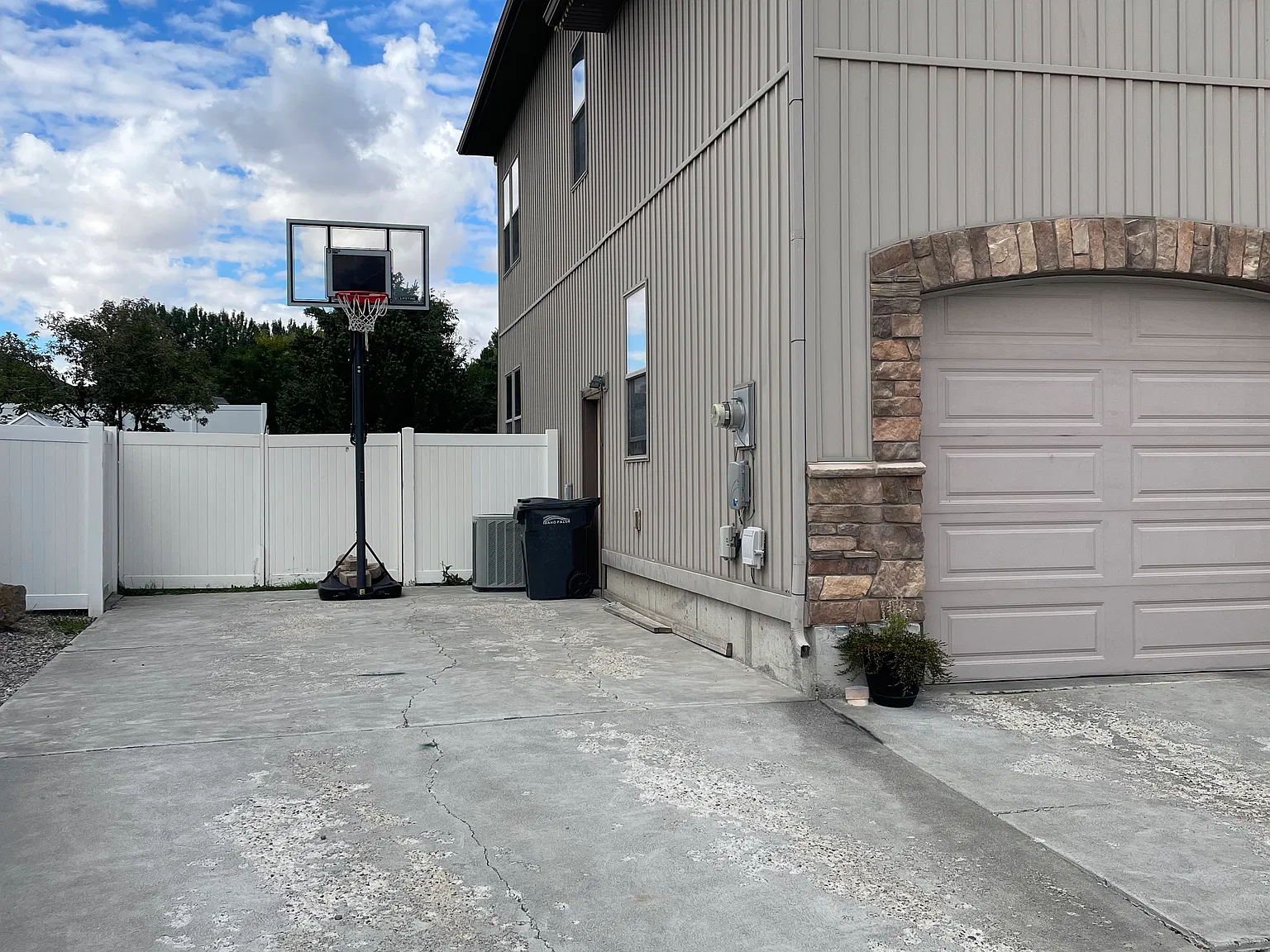 4 bed, 3357 sqft, $2,800 — Photo 2