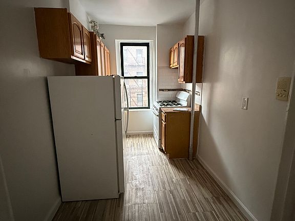 4th image of 2870 Valentine Ave Floor 1