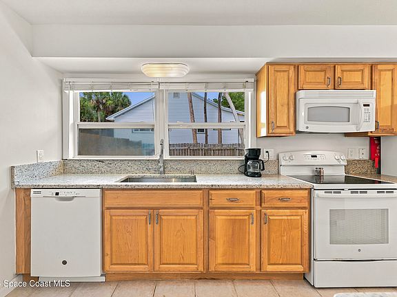 4th image of 215 Pelican Dr