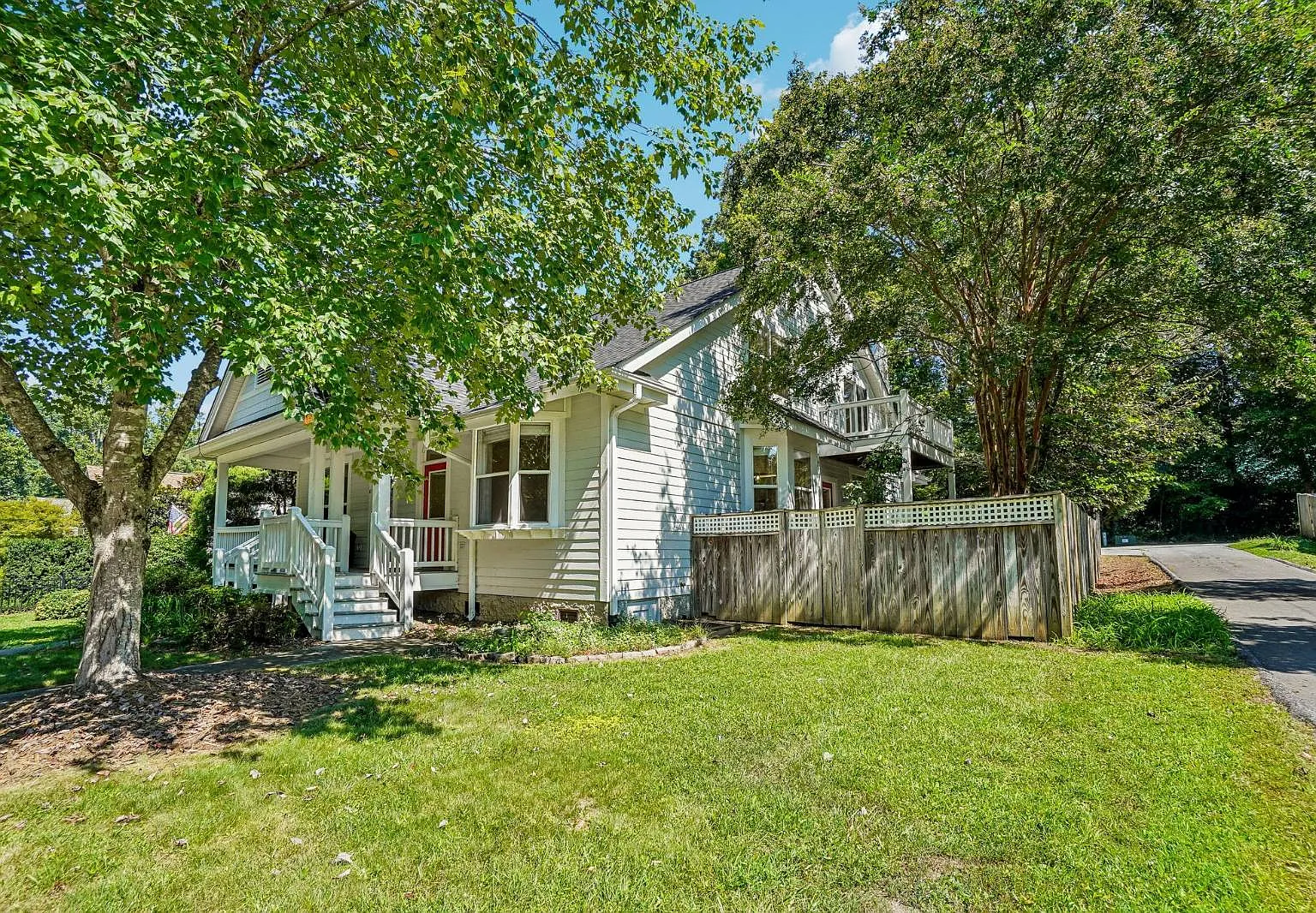 3 bed, 2.0 bath, 1350 sqft, $2,100 — Photo 3