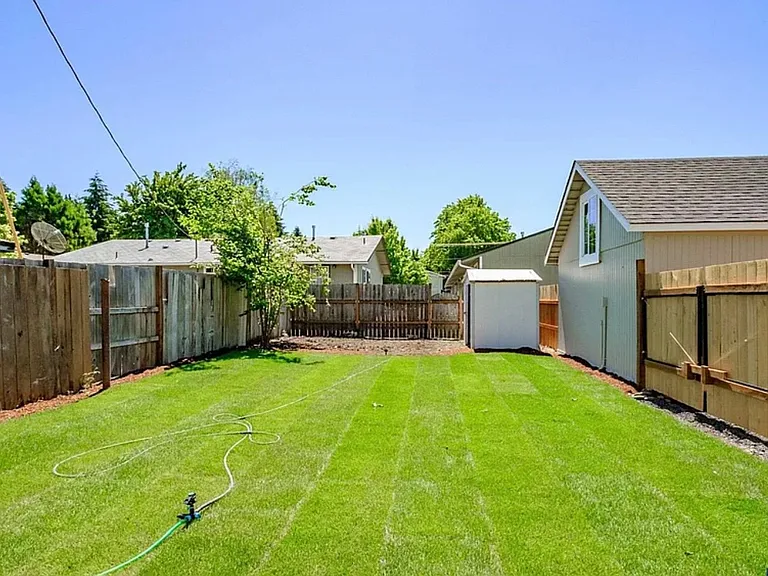 690 W Morton St — Photo 4