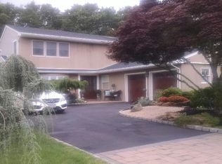 12 Berkshire Rd, Holbrook, NY 11741