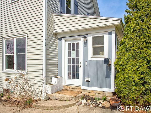 3rd image of 727 Emerald Ave NE