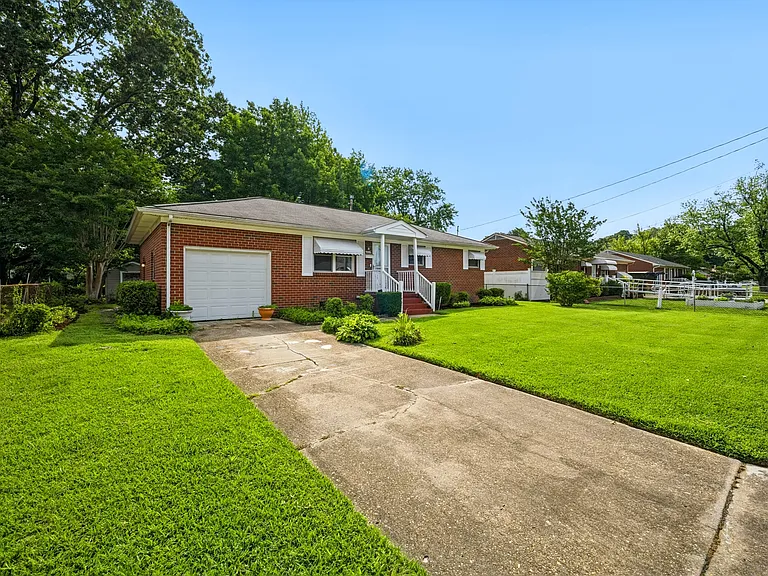 220 Manchester Dr — Photo 2