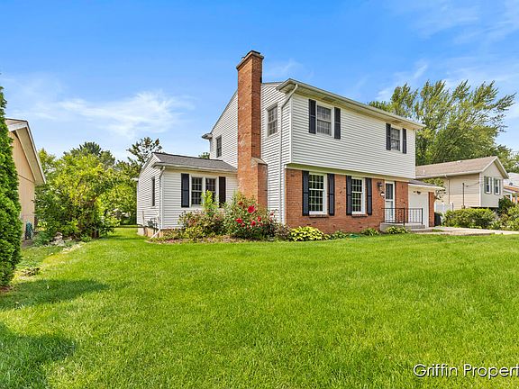 2nd image of 1815 Sherwood Dr SE