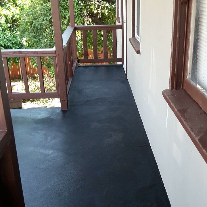1st image of 433 W 11th St