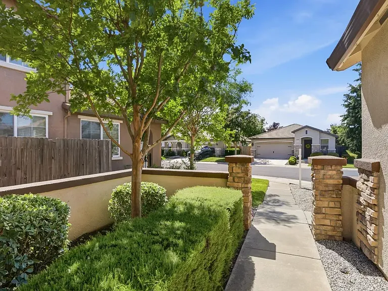 1143 Barnhill Ln — Photo 3