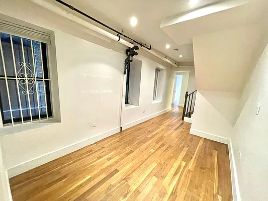 Rented by VRE | media 9