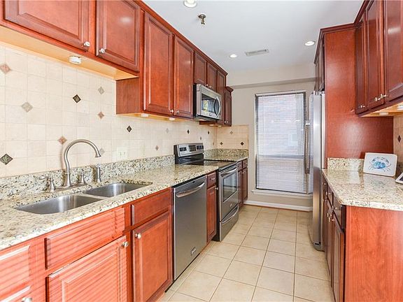 5th image of 407 33rd St APT A
