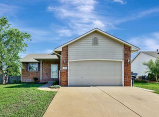 900 Sandalwood Cir, Augusta, KS 67010