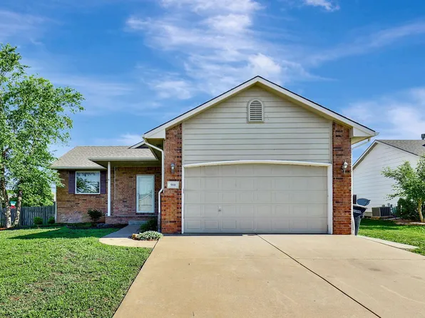 900 Sandalwood Cir, Augusta, KS 67010