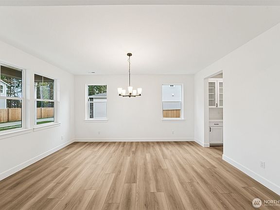 3rd image of 2210 Oak Court #6