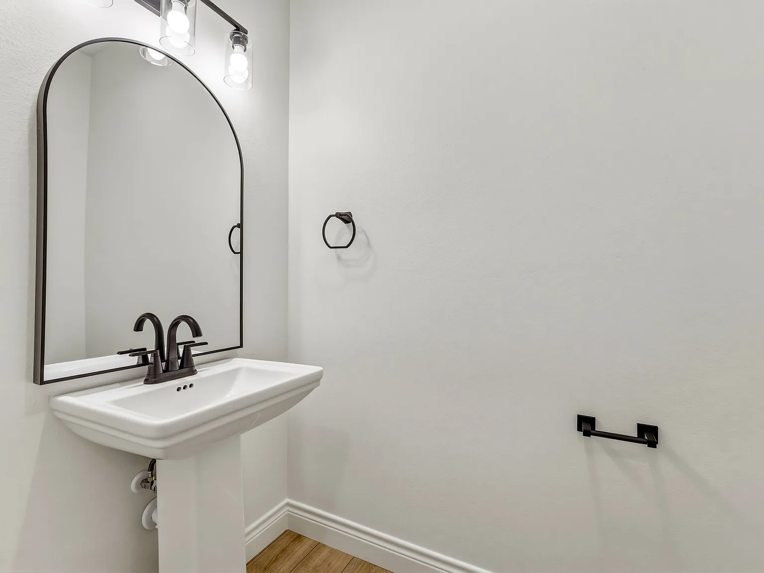 4 bed, 2.5 bath, 7405 sqft, $3,305 — Photo 3