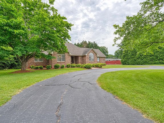3rd image of 826 Mount Zion Rd