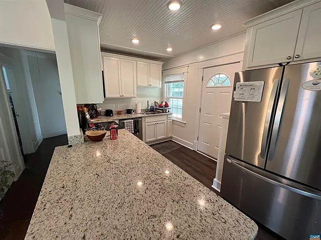 5 bed, 1365 sqft, $4,995 — Photo 3