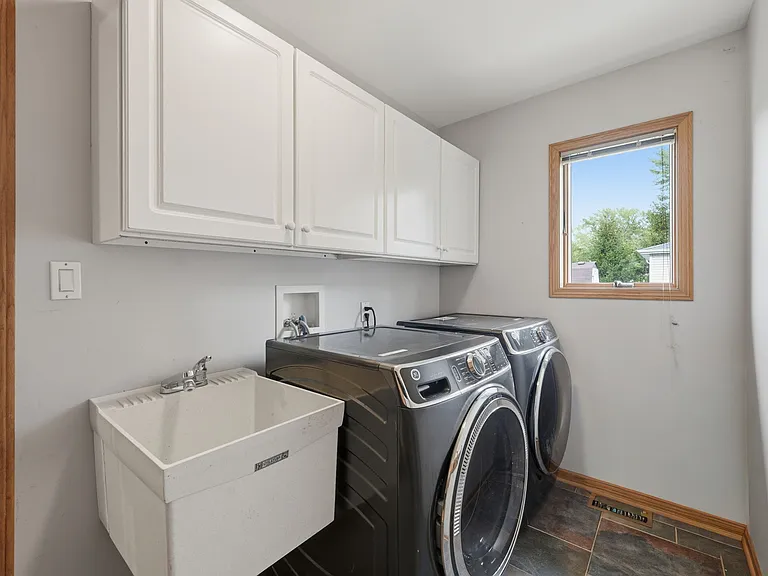 9099 Sheffield Ave — Photo 38