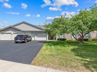 1005 Lincolnshire Ct APT B, Elgin, IL