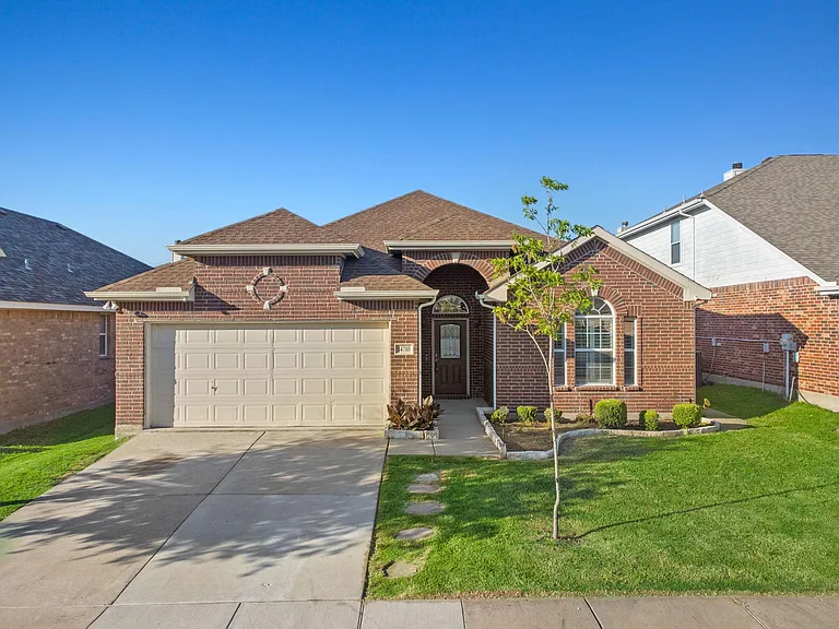 14710 Crystal Lake Dr — Photo 2