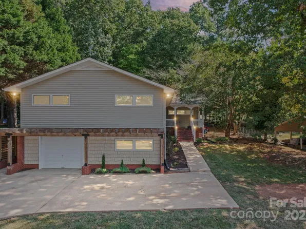 39 Elm St, Badin, NC 28009