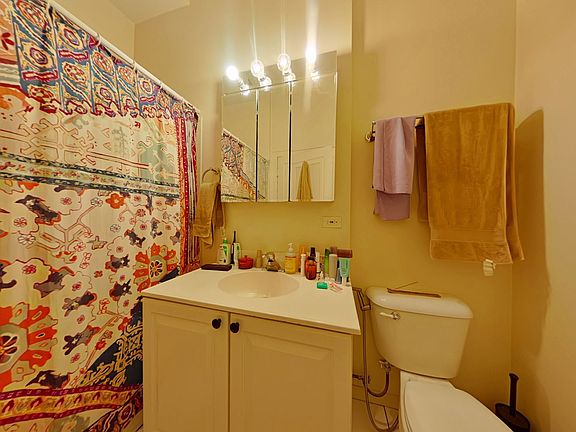 3rd image of 859 W Oakdale Ave #29193