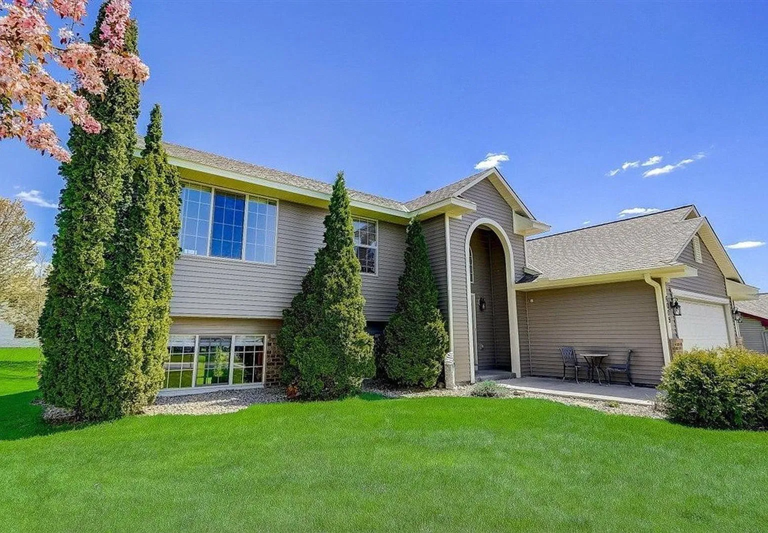 5 bed, 3.0 bath, 2286 sqft, $2,975 — Photo 2
