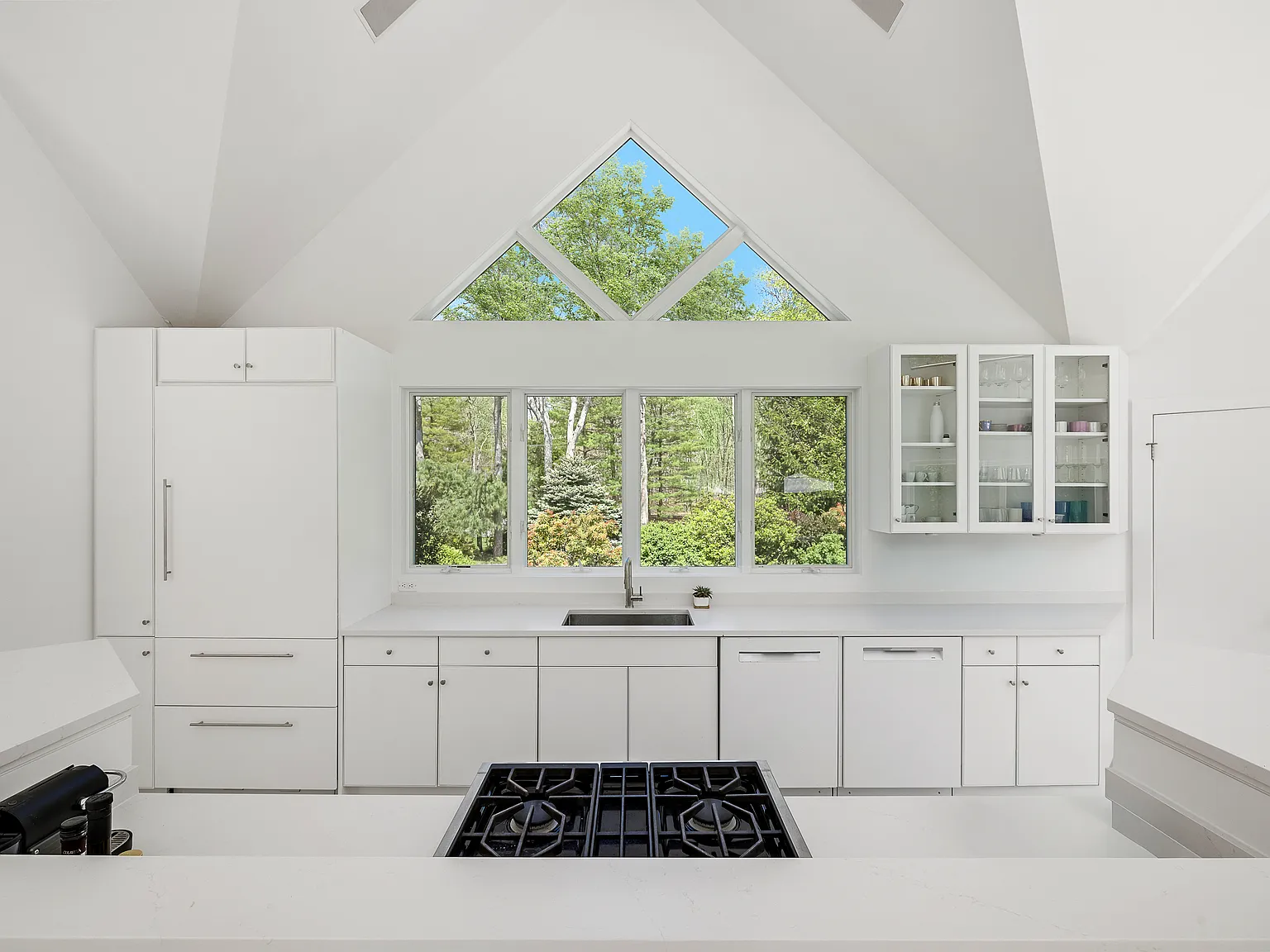 Stylish and Private Contemporary with Tennis — Photo 3