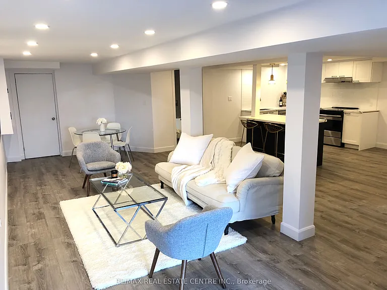 226 Howard Cres #LOWER — Photo 5