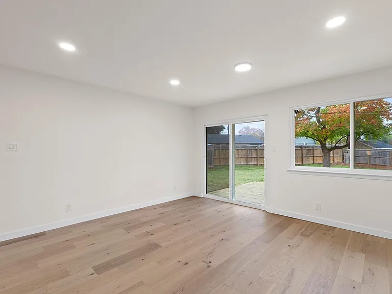 902 Warrington Dr — Photo 9