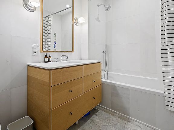 5th image of 610 Warren St #6D