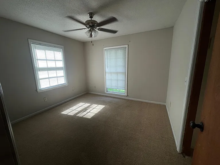 817 Robin Hood Trl — Photo 35