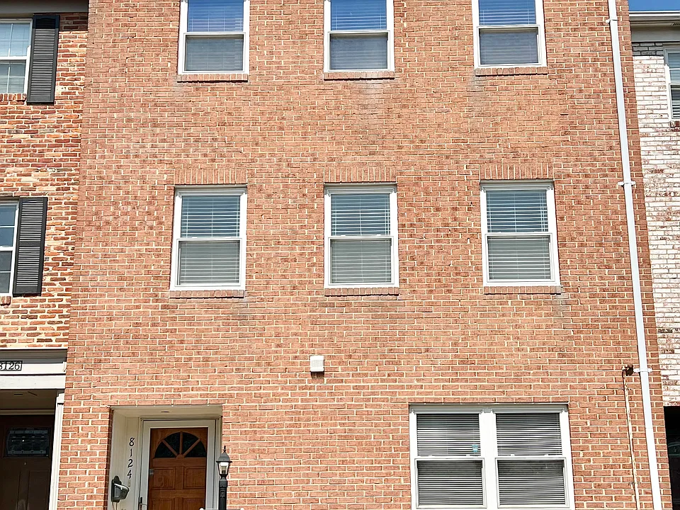 8124 Larkin Ln