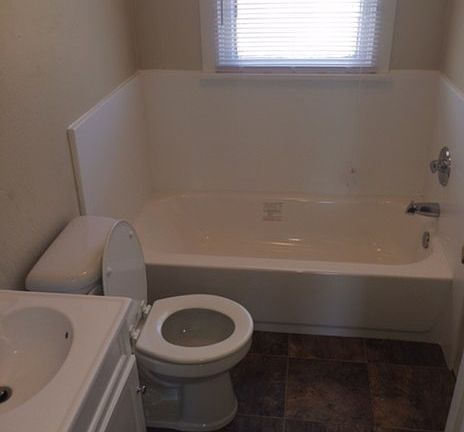 4th image of 4012 Rose Dr