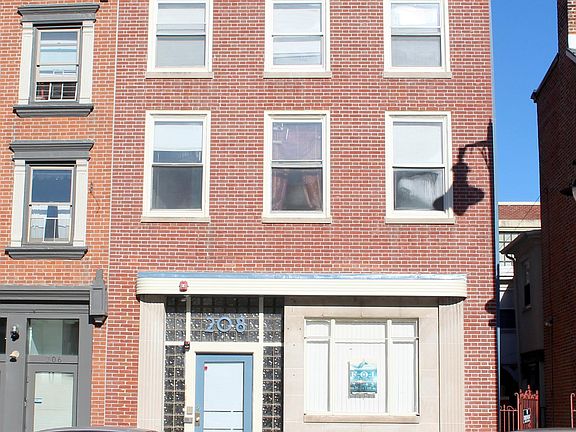 5th image of 208 E Hanover St #4